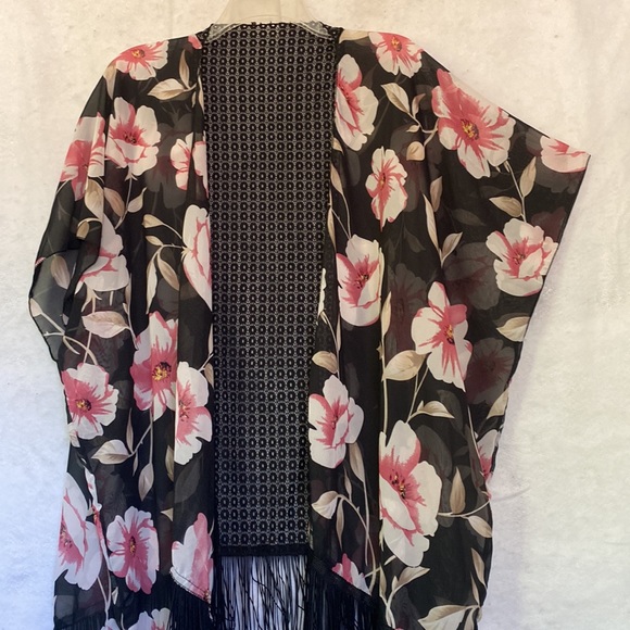 Black And Pink Tropical Floral Print Fringed Open Kimono Shawl - Picture 6 of 10